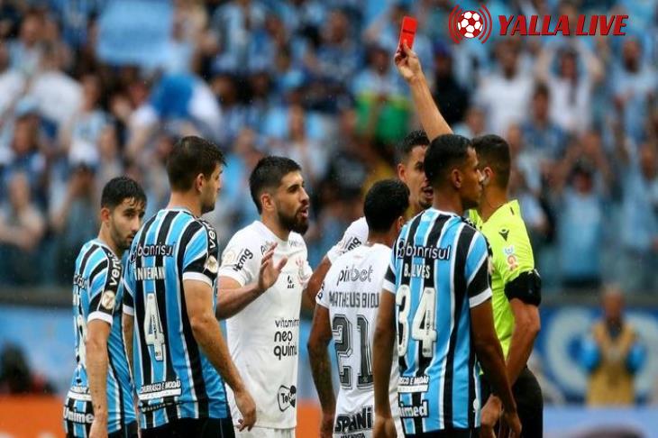 Title: "Corinthians Coach Oddly Tries to Invade Referee's Room During Match Against Gremio (Video)" Revised Title: "Corinthians Coach's Strange Attempt to Enter Referee's Room During Gremio Match (Video)"
